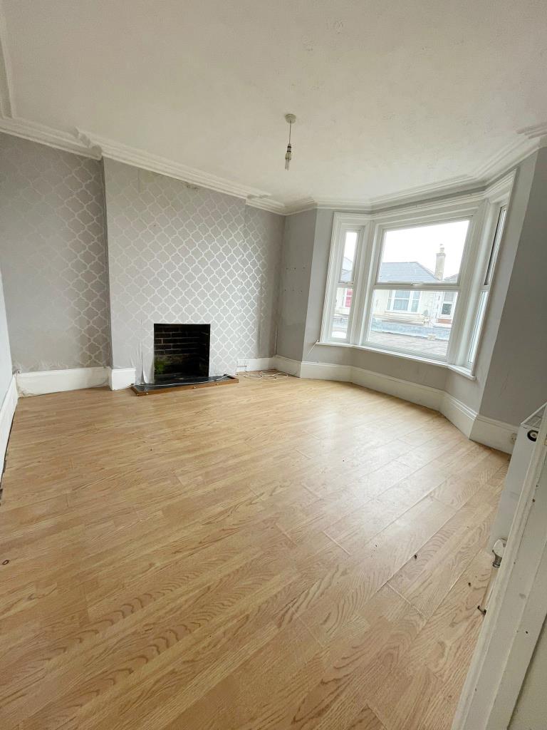 Lot: 11 - THREE-BEDROOM HOUSE FOR IMPROVEMENT - Living room with fireplace